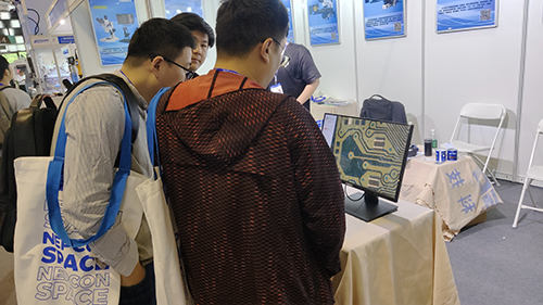 客戶在展會上測試