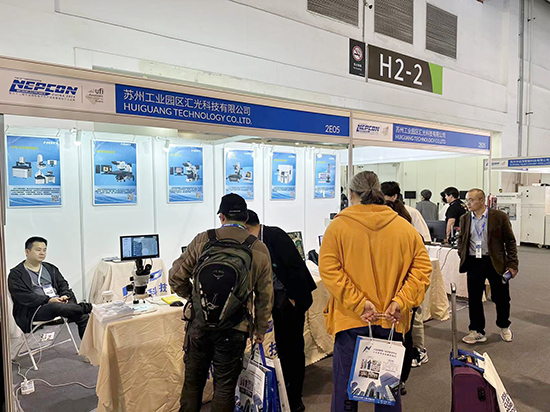 國外友人參觀顯微鏡